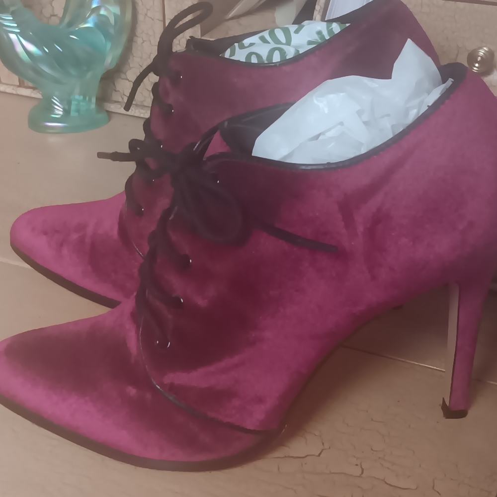 Chic Red Heeled Boots with Suede Texture